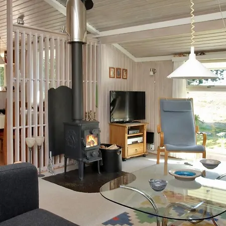 Сasa de vacaciones Three-bedroom Holiday Raevestien 06