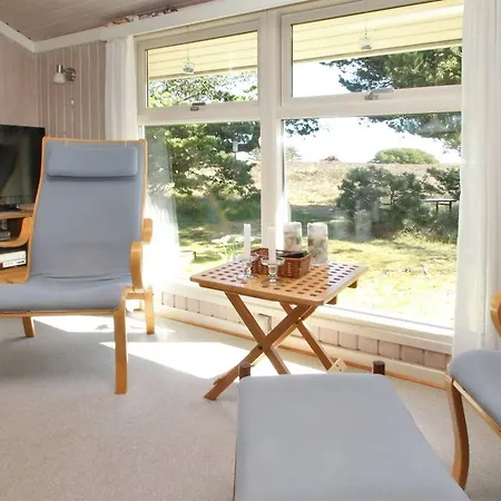Сasa de vacaciones Three-bedroom Holiday Raevestien 06