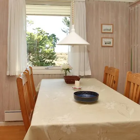 Сasa de vacaciones Three-bedroom Holiday Raevestien 06 *