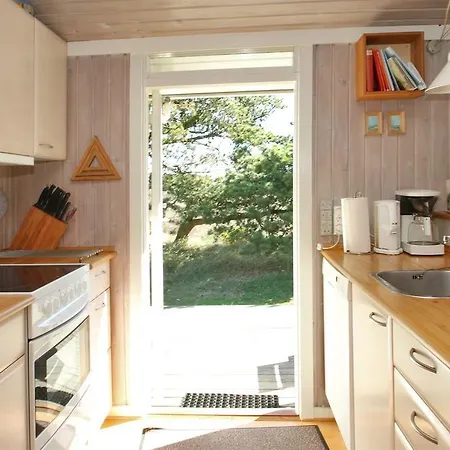Сasa de vacaciones Three-bedroom Holiday Raevestien 06